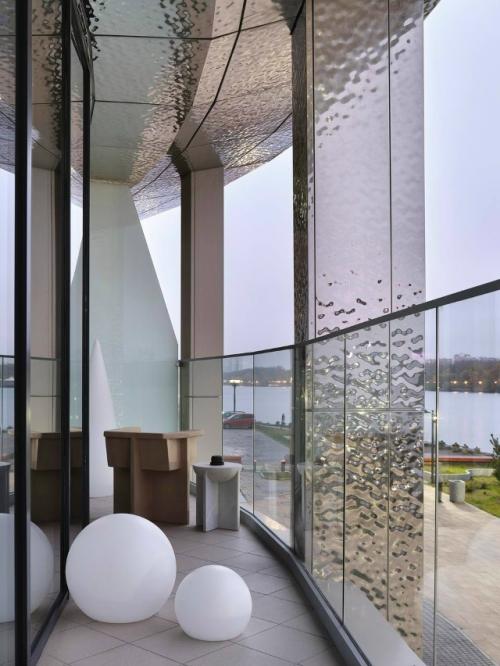 В этой просторной квартире с террасой создали атмосферу уюта и гармонии, где каждый элемент работает на ощущение спокойствия. 05