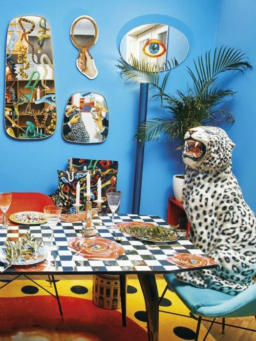 В Милане, за красной дверью Дома с Помадой, скрывается сюрреалистическая штаб-квартира Toiletpaper. 06