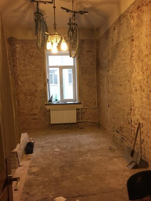 Ремонт в комнате не делался больше 20 лет, разница очень заметна, конечно. 03