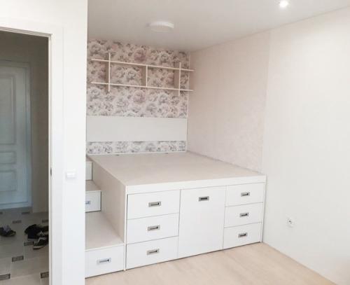 Да, такую кровать не очень удобно заправлять. 01