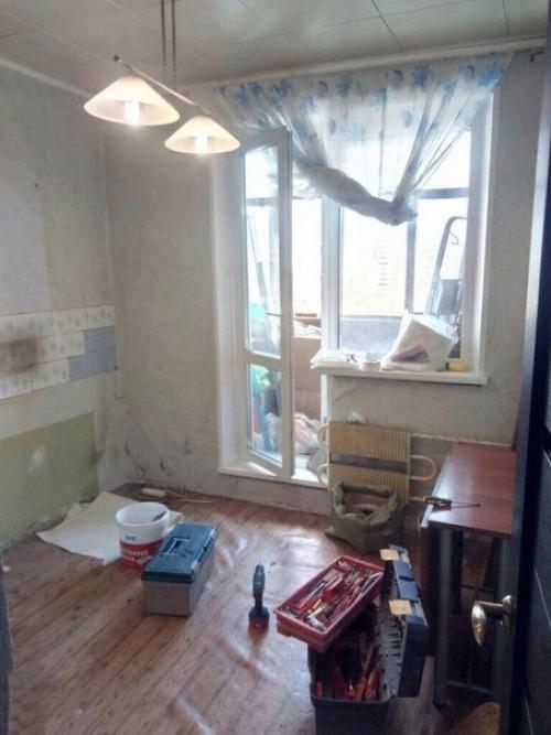 Ремонт в кухне.  Только полка над столом выглядит немного лишней.