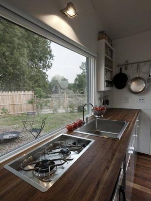 Вообще домик ставили как времянку на период строительства основного дома. 02