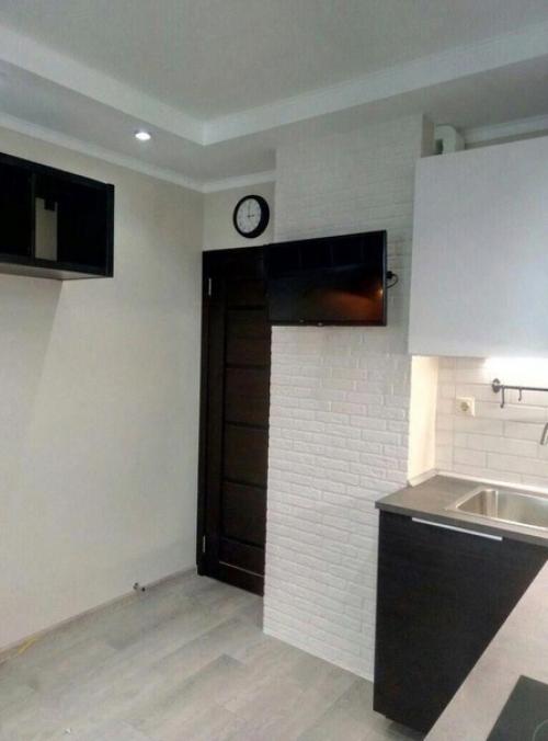 Ремонт в кухне.  Только полка над столом выглядит немного лишней. 07