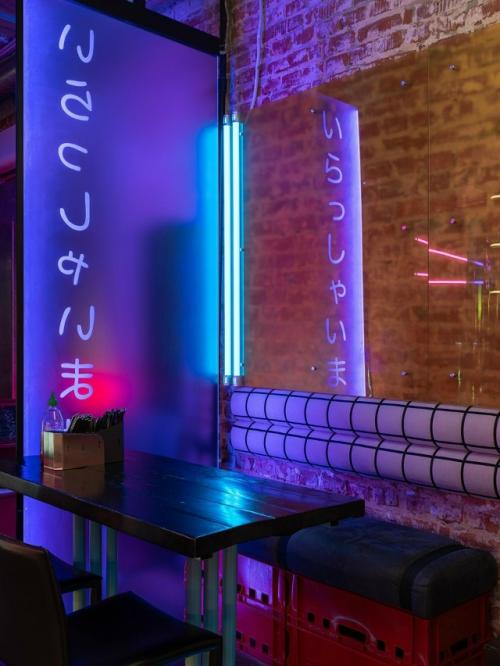 Провода, неон и граффити: азиатское кафе в Перми. 01
