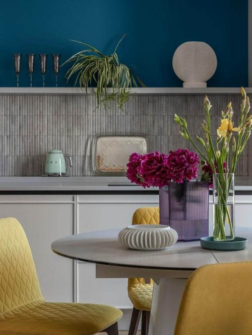 Дизайнер лилия Асфандиярова создала яркий, но уравновешенный интерьер для семьи из четырёх человек. 01