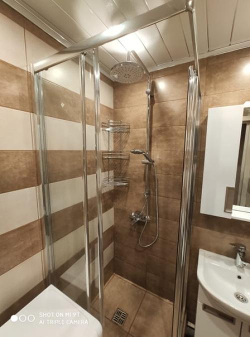 Сделали ремонт у мамы своими руками в ванной комнате. 03