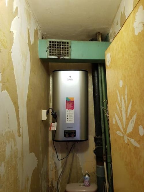 Сделали ремонт у мамы своими руками в ванной комнате. 08