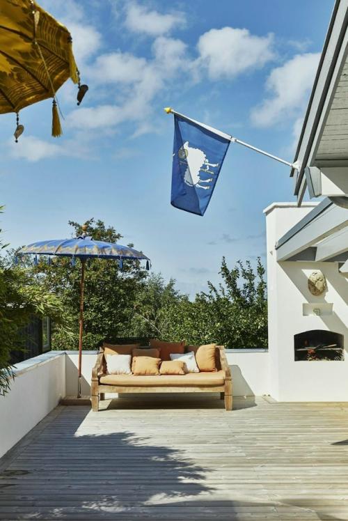 Интерьер этого летнего дома - пример того, как искусство может стать частью повседневной жизни. 05