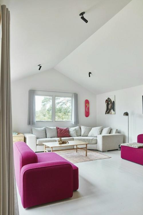 Интерьер этого летнего дома - пример того, как искусство может стать частью повседневной жизни. 04