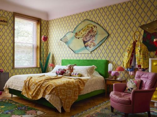 Дом XIX века, перестроенный для творческой семьи, стал настоящим манифестом свободы и фантазии. 02