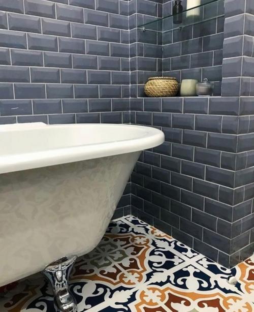 Красивое сочетание тёмной плитки с деревом. 01