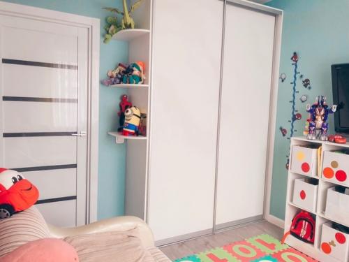 Пока что две комнаты: для игр и спальня, в будущем мы разделим каждому по комнате. 07