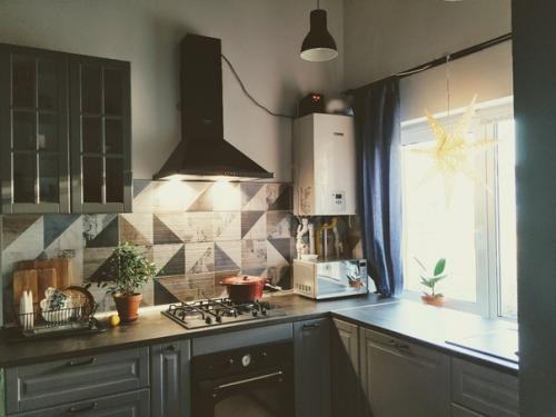 Наша кухня.  Критику воспринимаю нормально, только не говорите, что провод свисает, саму бесит. 01