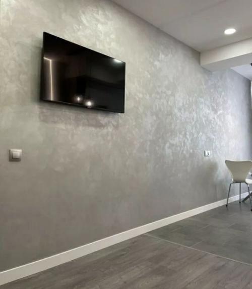 Сначала создается впечатление, что это черно-белые фотографии. 03