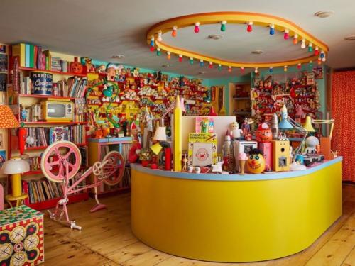 Дом XIX века, перестроенный для творческой семьи, стал настоящим манифестом свободы и фантазии. 04