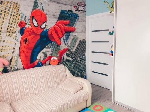 Пока что две комнаты: для игр и спальня, в будущем мы разделим каждому по комнате. 06