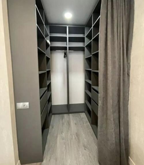 Сначала создается впечатление, что это черно-белые фотографии. 05