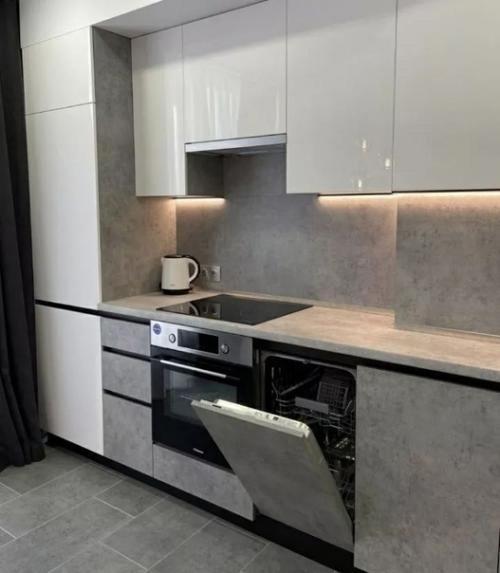 Сначала создается впечатление, что это черно-белые фотографии. 01