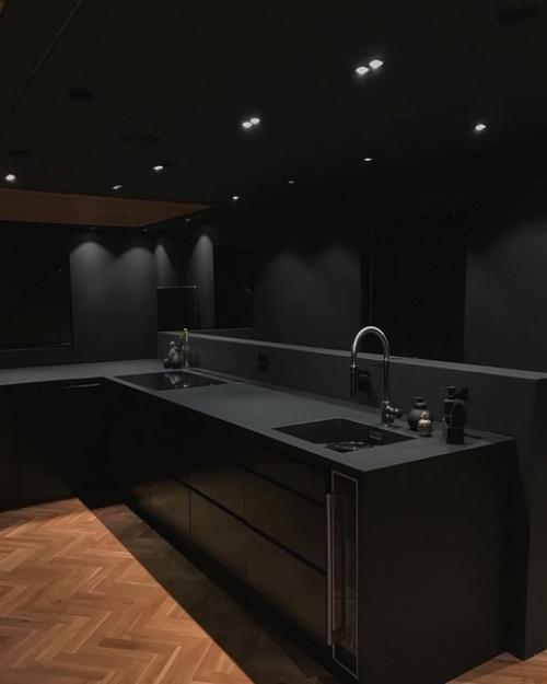 Темный интерьер двухуровневой квартиры.