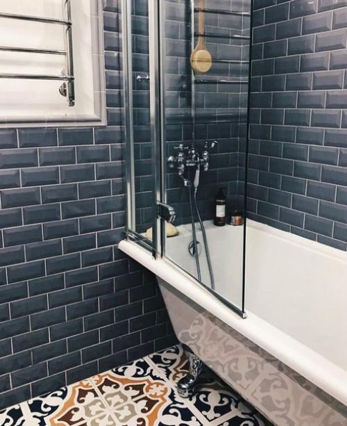 Красивое сочетание тёмной плитки с деревом. 02