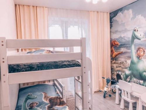 Пока что две комнаты: для игр и спальня, в будущем мы разделим каждому по комнате. 09