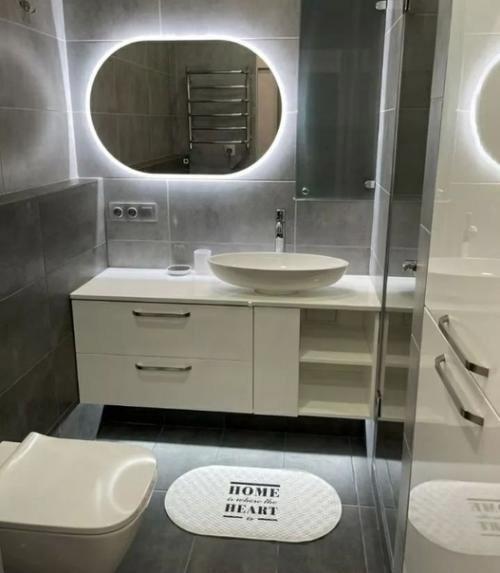 Сначала создается впечатление, что это черно-белые фотографии. 07