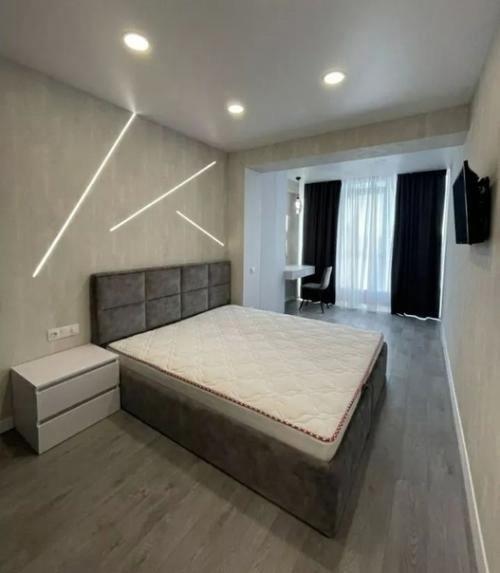 Сначала создается впечатление, что это черно-белые фотографии. 04