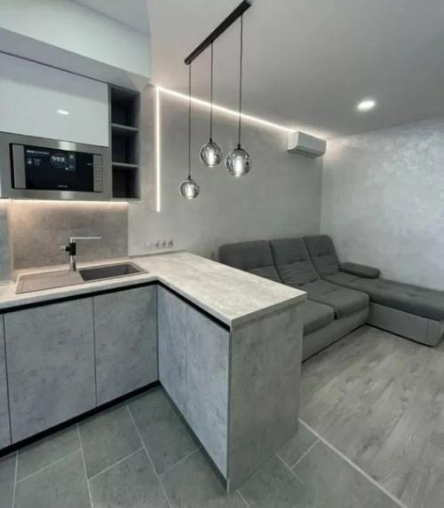 Сначала создается впечатление, что это черно-белые фотографии.