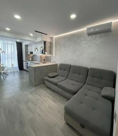 Сначала создается впечатление, что это черно-белые фотографии. 02