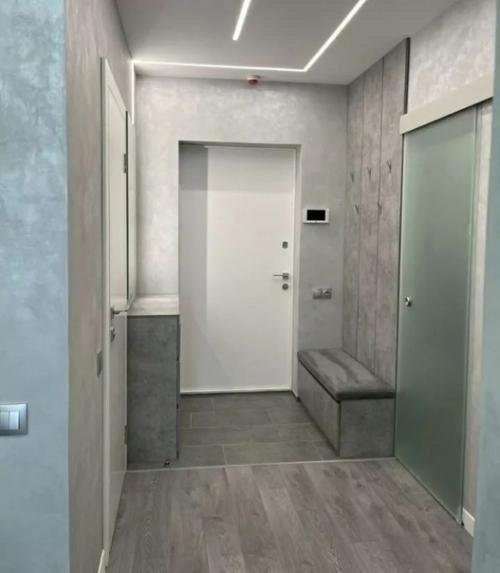 Сначала создается впечатление, что это черно-белые фотографии. 06