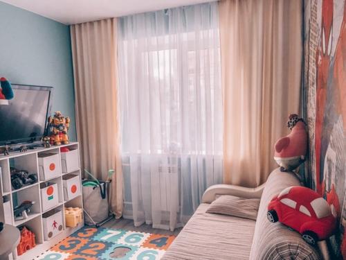 Пока что две комнаты: для игр и спальня, в будущем мы разделим каждому по комнате. 08