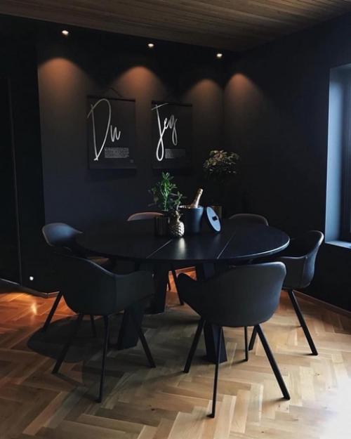 Темный интерьер двухуровневой квартиры. 01