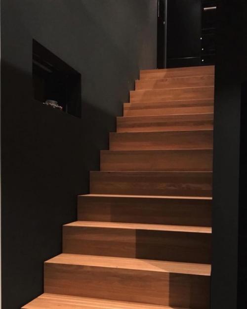 Темный интерьер двухуровневой квартиры. 05