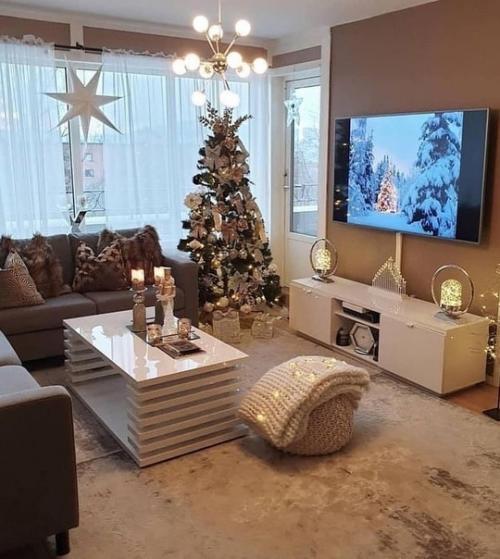 А вот и начался уже сезон новогодних украшений. 01