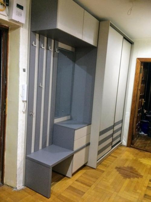 Прихожая, материал - лён эггер, с наружи ни одного винта, ни одной заглушки, по моему вышло зачётно?  