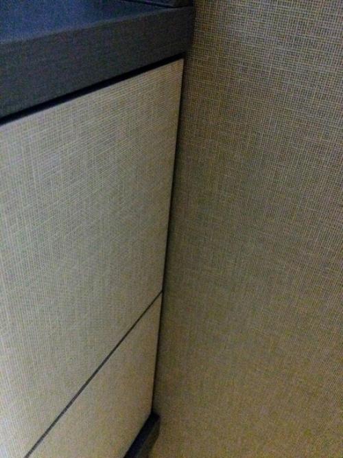 Прихожая, материал - лён эггер, с наружи ни одного винта, ни одной заглушки, по моему вышло зачётно? 01