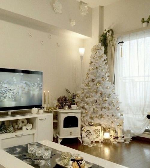 А вот и начался уже сезон новогодних украшений. 03