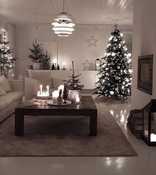 А вот и начался уже сезон новогодних украшений. 02