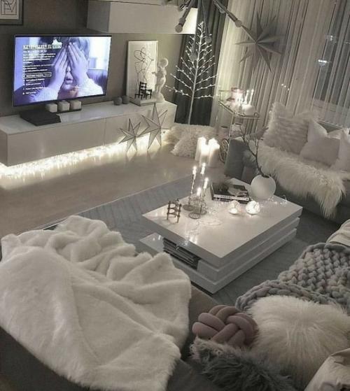 А вот и начался уже сезон новогодних украшений. 04