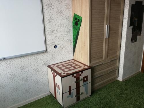 Сделали ремонт в комнате сына дизайн тематический в стиле Майнкрафт. 03