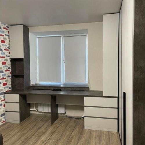 Отличная идея, как сэкономить пространство - разместить рабочую зону в детской у окна.