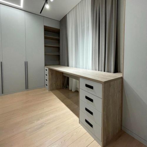 Отличная идея, как сэкономить пространство - разместить рабочую зону в детской у окна. 03