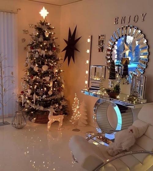 А вот и начался уже сезон новогодних украшений. 06