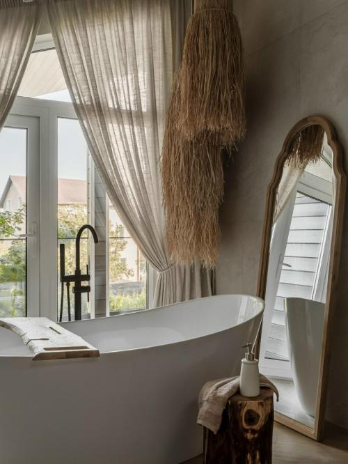 Панорамные виды, средиземноморское настроение и натуральные материалы легли в основу проекта дизайнера Елены Кулагиной. 01