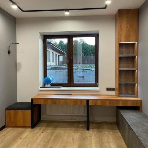 Отличная идея, как сэкономить пространство - разместить рабочую зону в детской у окна. 06