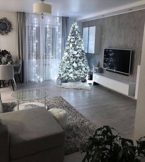 А вот и начался уже сезон новогодних украшений.