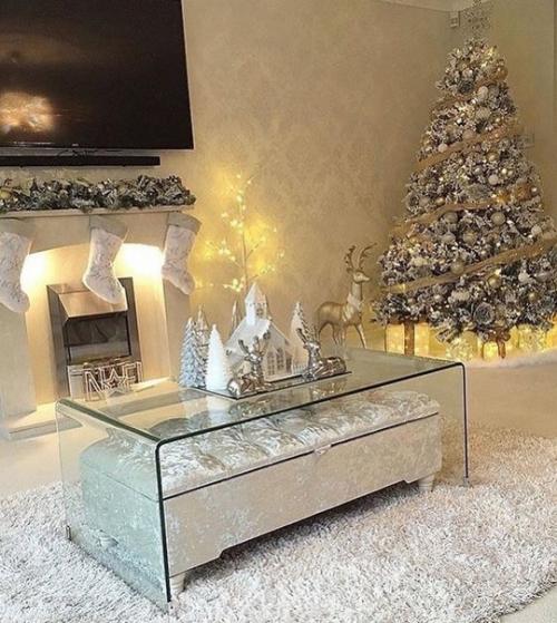 А вот и начался уже сезон новогодних украшений. 09