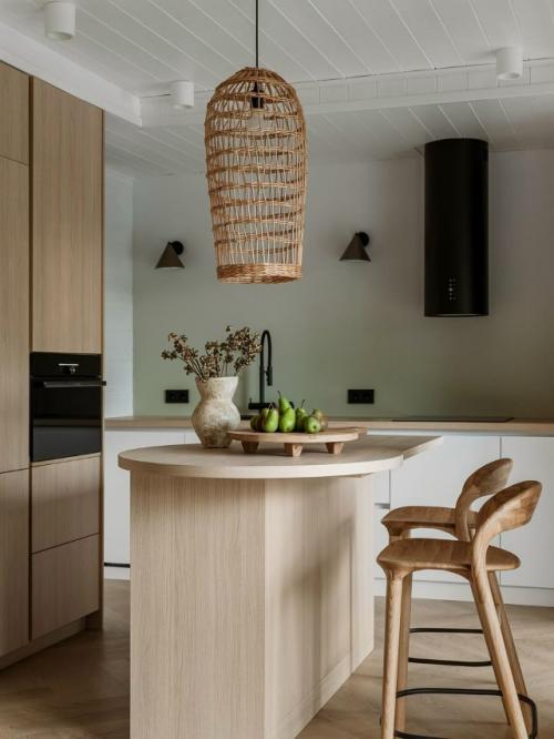 Панорамные виды, средиземноморское настроение и натуральные материалы легли в основу проекта дизайнера Елены Кулагиной. 05