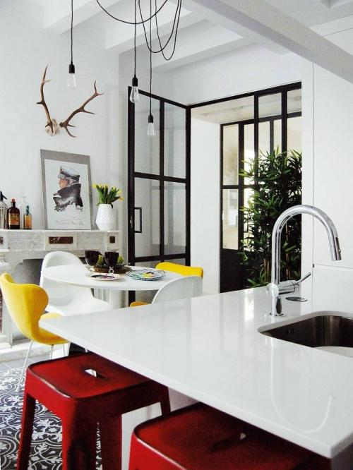 Квартира в центре Мадрида сохранила историческую архитектуру - лепнину, высокие потолки и балконы - но получила современное наполнение. 02