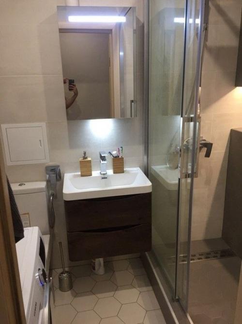 Очень маленькая площадь этого санузла, поэтому о ванной даже и не думали. 02